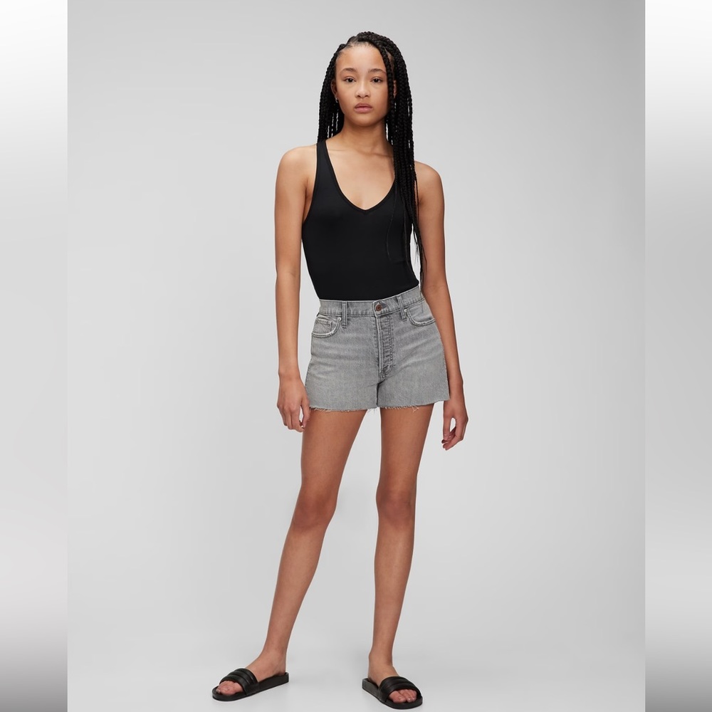 GAP high rise cherry short NWT